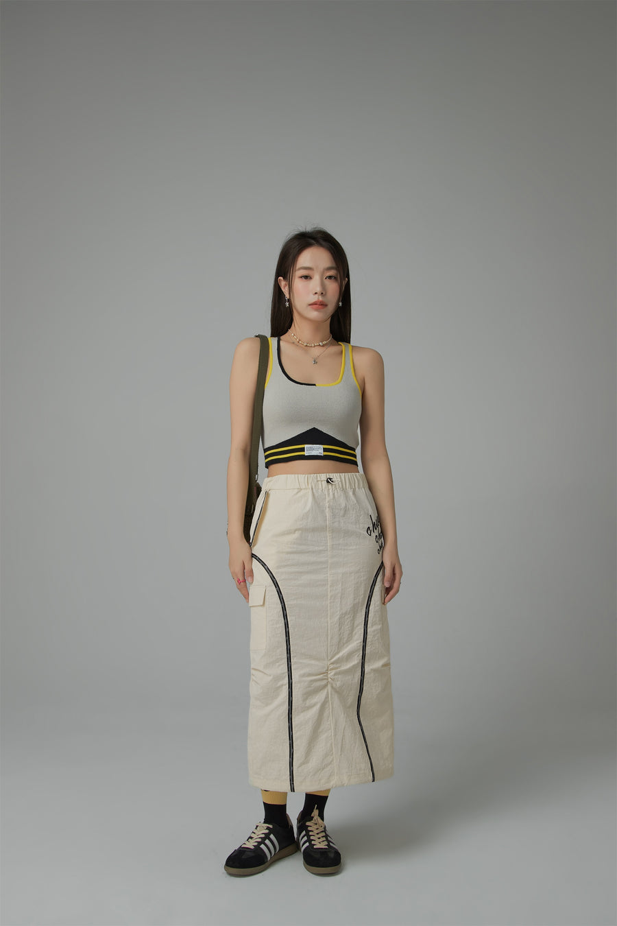 CHUU Color Contrast Sleeveless Crop Top