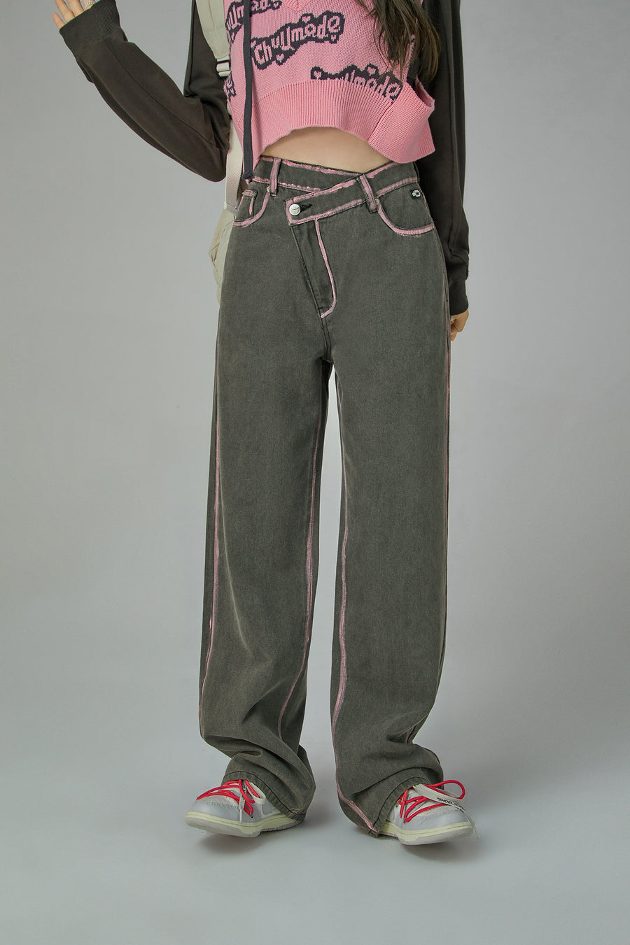 CHUU Trendsetter Wide Multi-Pocket Denim Asymmetrical Pants