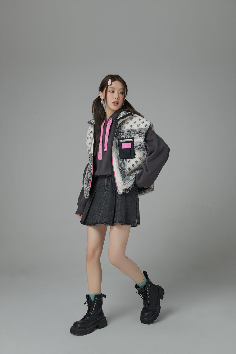 CHUU Paisley Fleece Zip-Up Vest Jacket