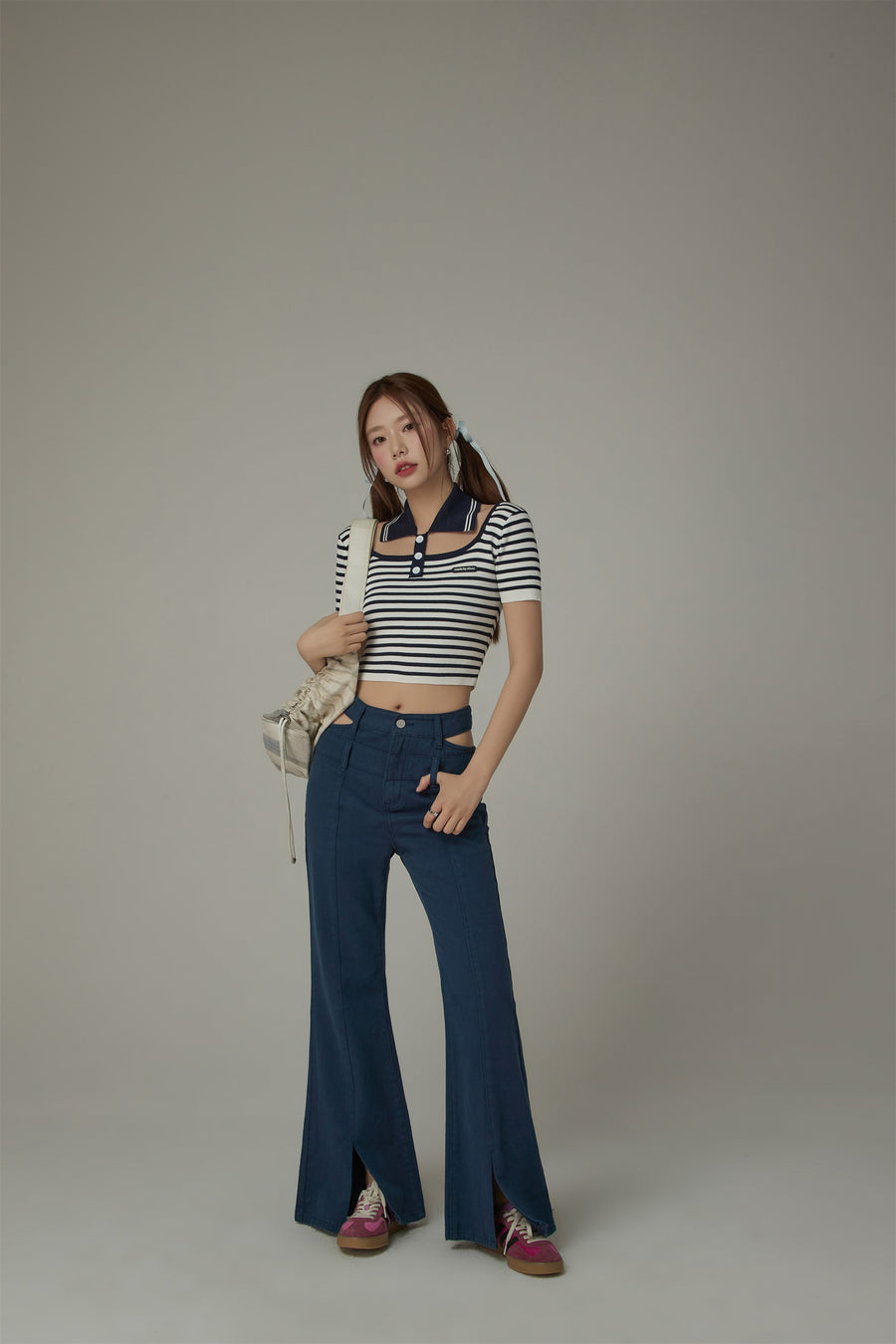 CHUU Striped Cut Out Cropped Knit Top