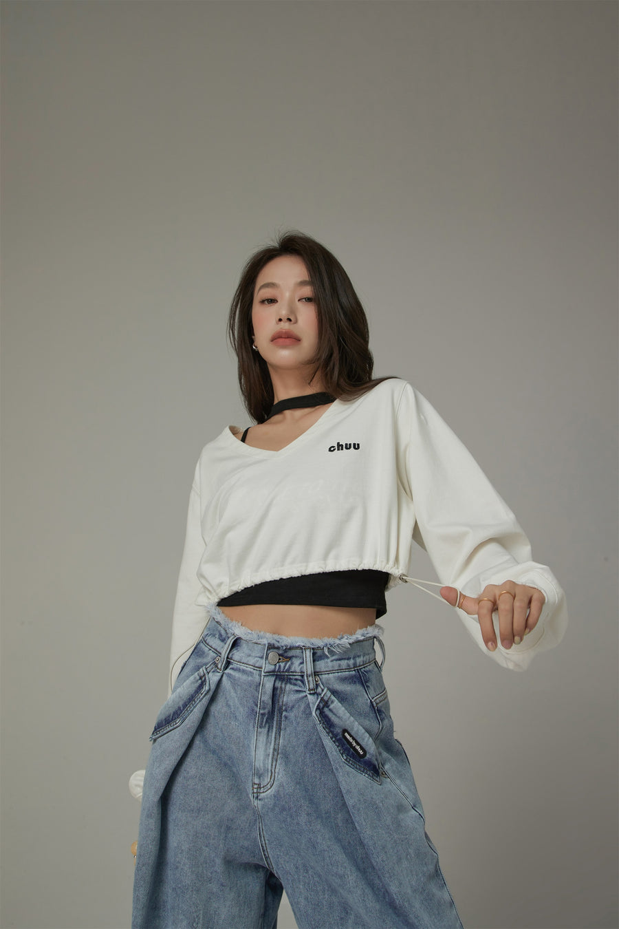 CHUU V-Neck Cropped Sweatshirt