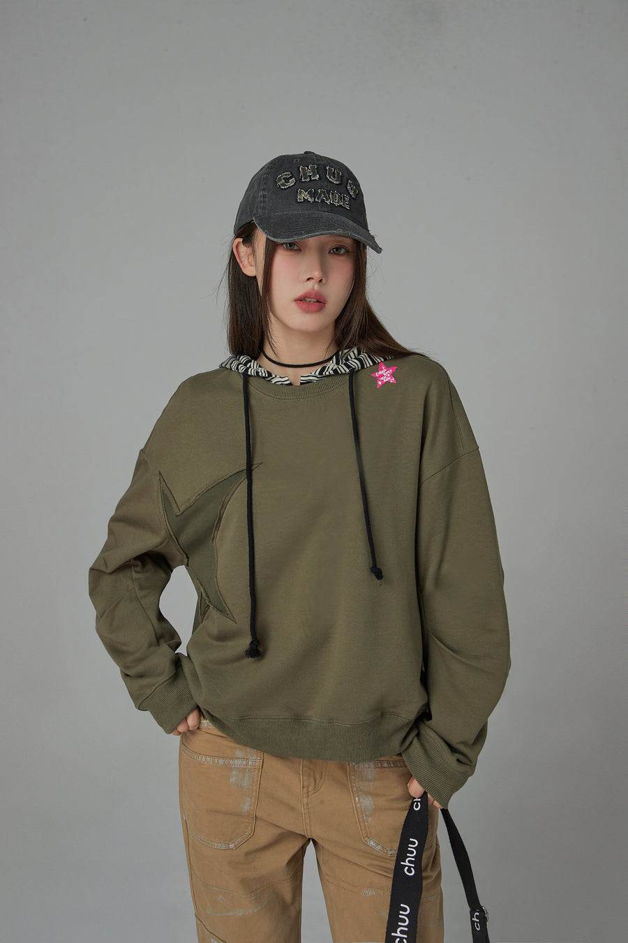 CHUU Just The Surface Star Loose Fit Sweatshirt