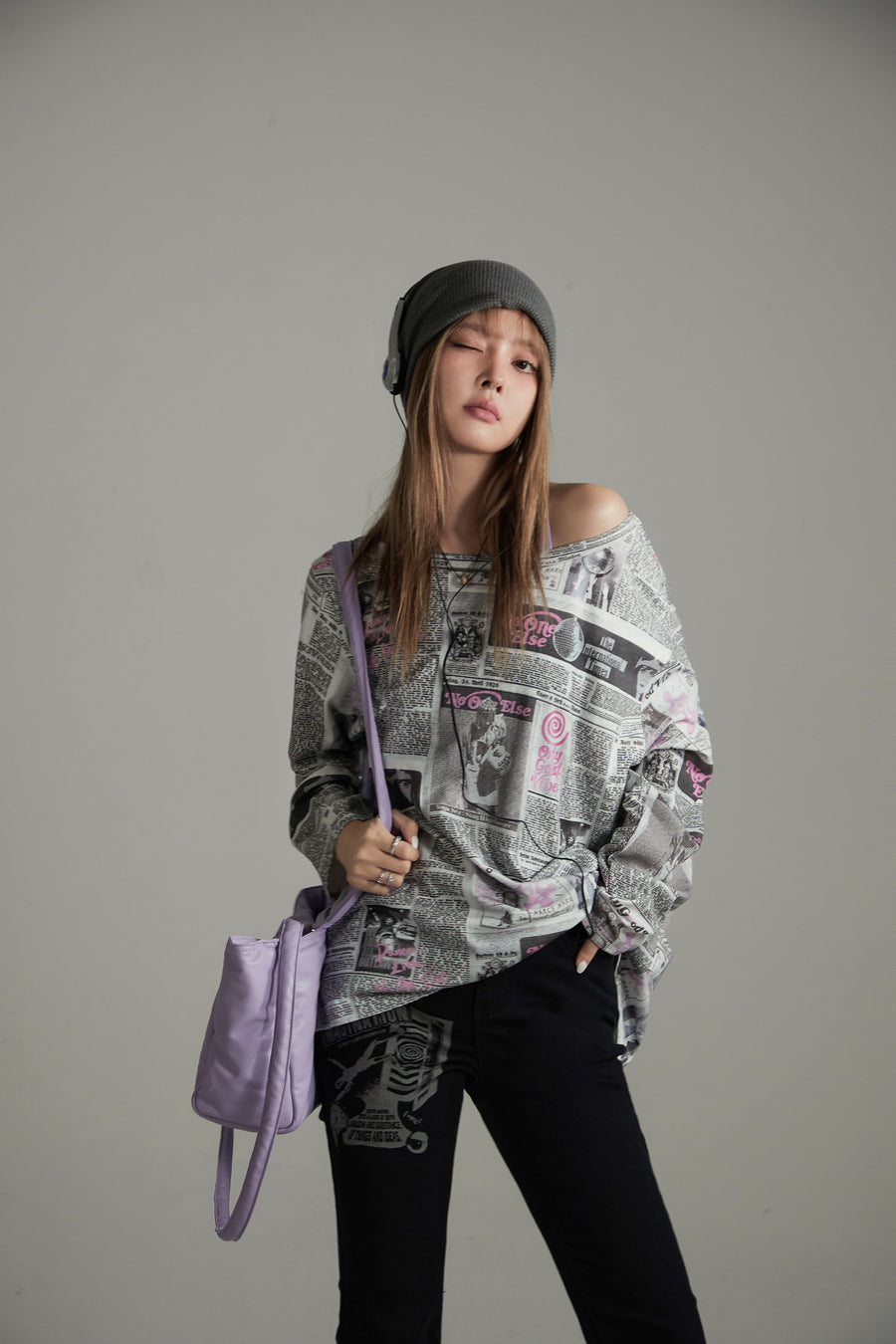 CHUU Printed Newspaper Off-The-Shoulder T-Shirt