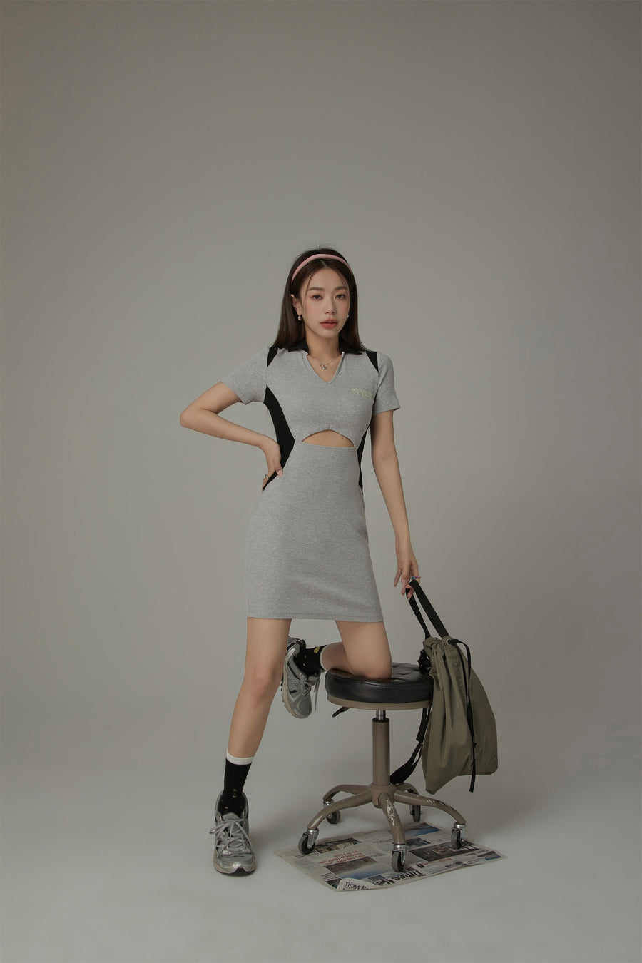 CHUU Open Collar Two Toned Cutout Short Sleeve Mini Dress