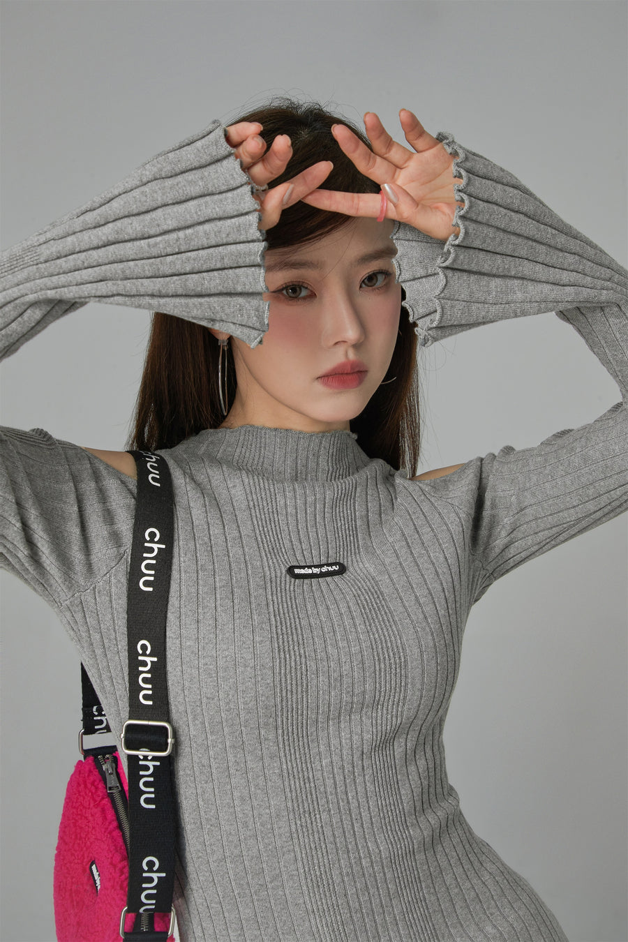 CHUU Living In My World Off Shoulder Slim Knit Dress