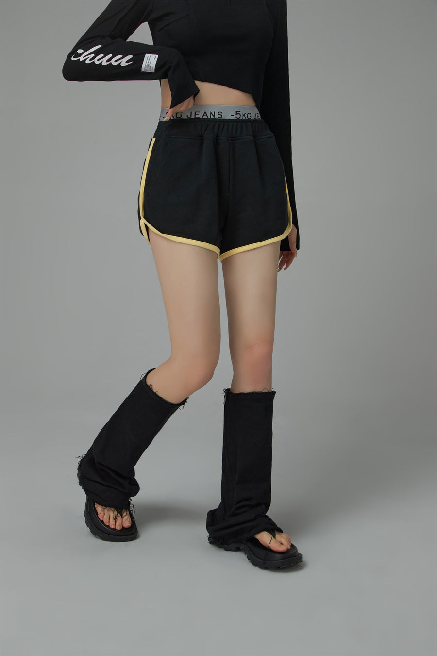 CHUU Line Color Shorts