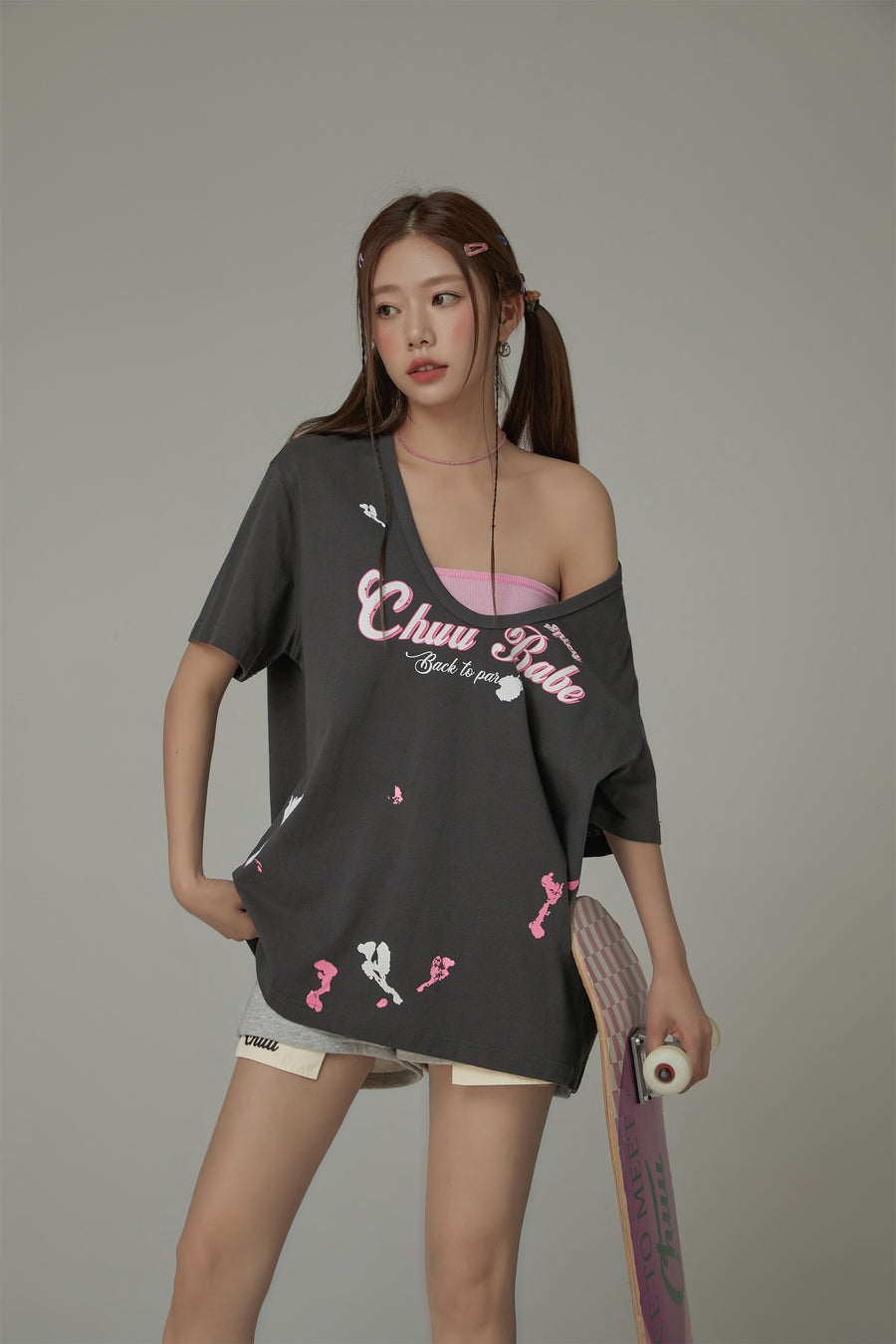 CHUU Chuu Babe U-Neck Loose-Fit T-Shirt