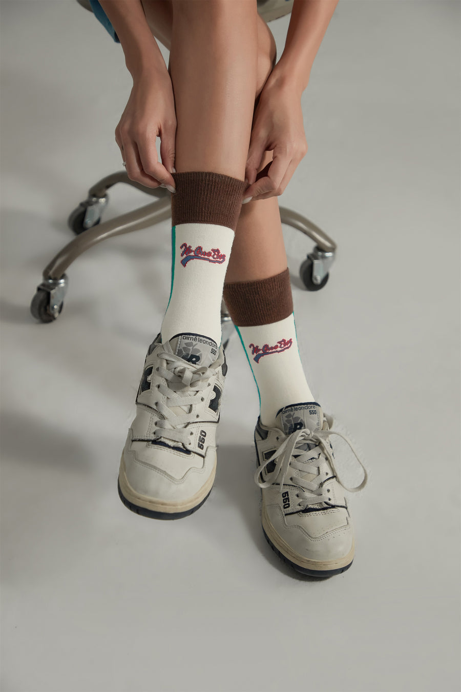 CHUU Noe Front Back Two Toned Color Socks