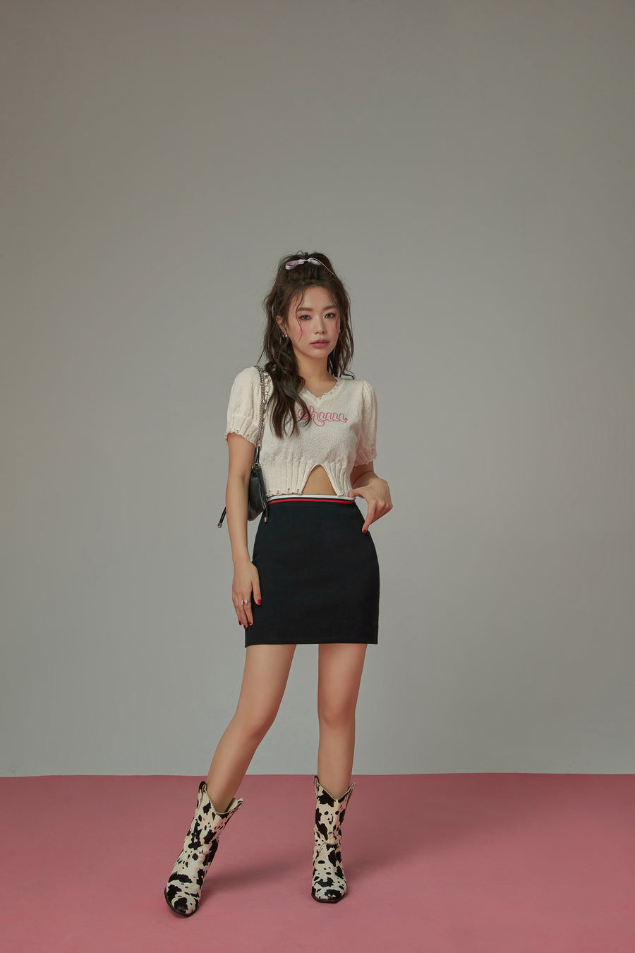 CHUU Embroidered Split Cropped Knit Top