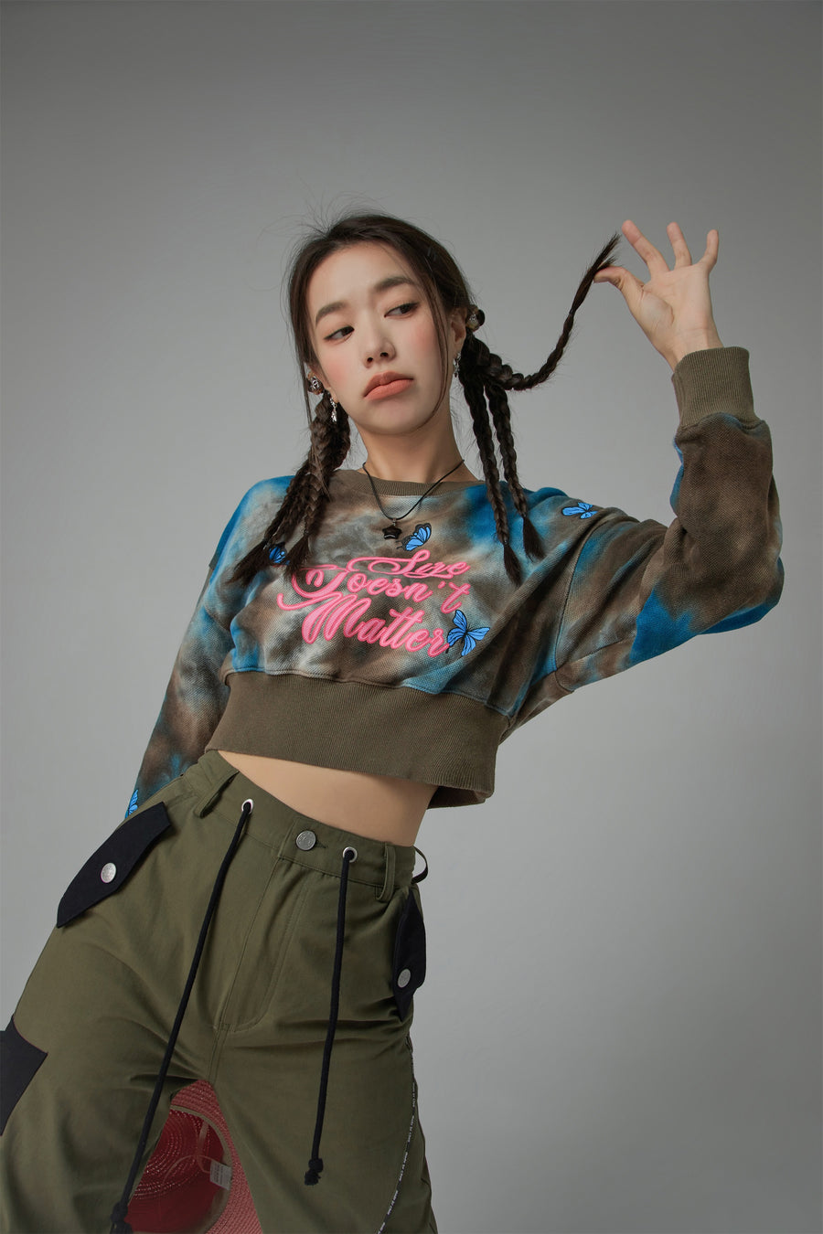 CHUU Printed Butterflies Cropped Sweatshirt