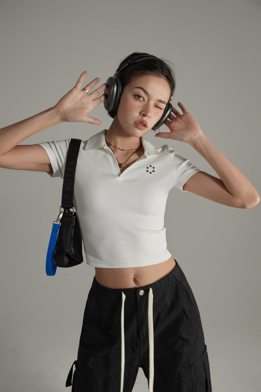 CHUU Open Collar Star Circle Crop T-Shirt