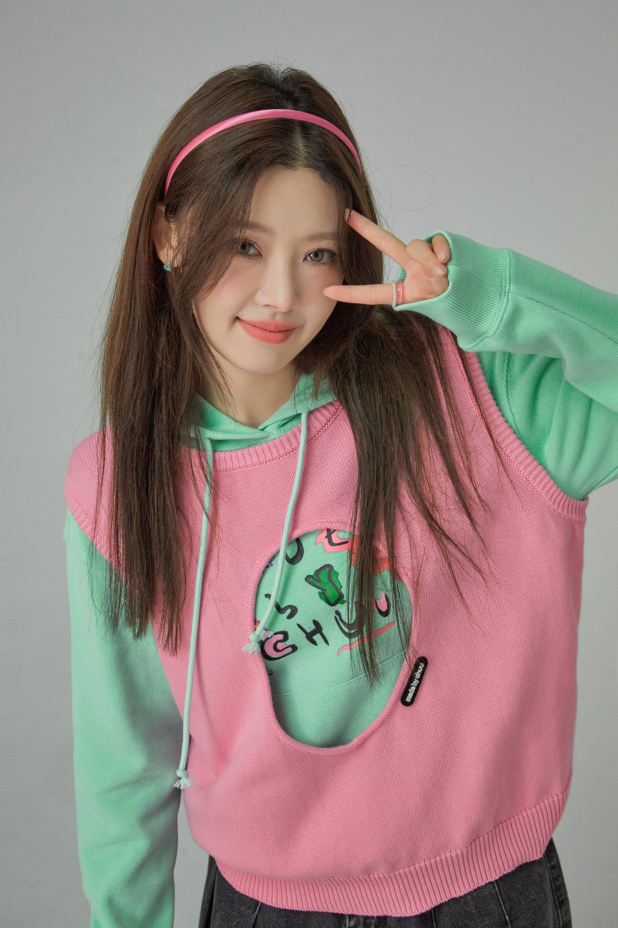 CHUU Medallion Cutout Sleeveless Sweatshirt