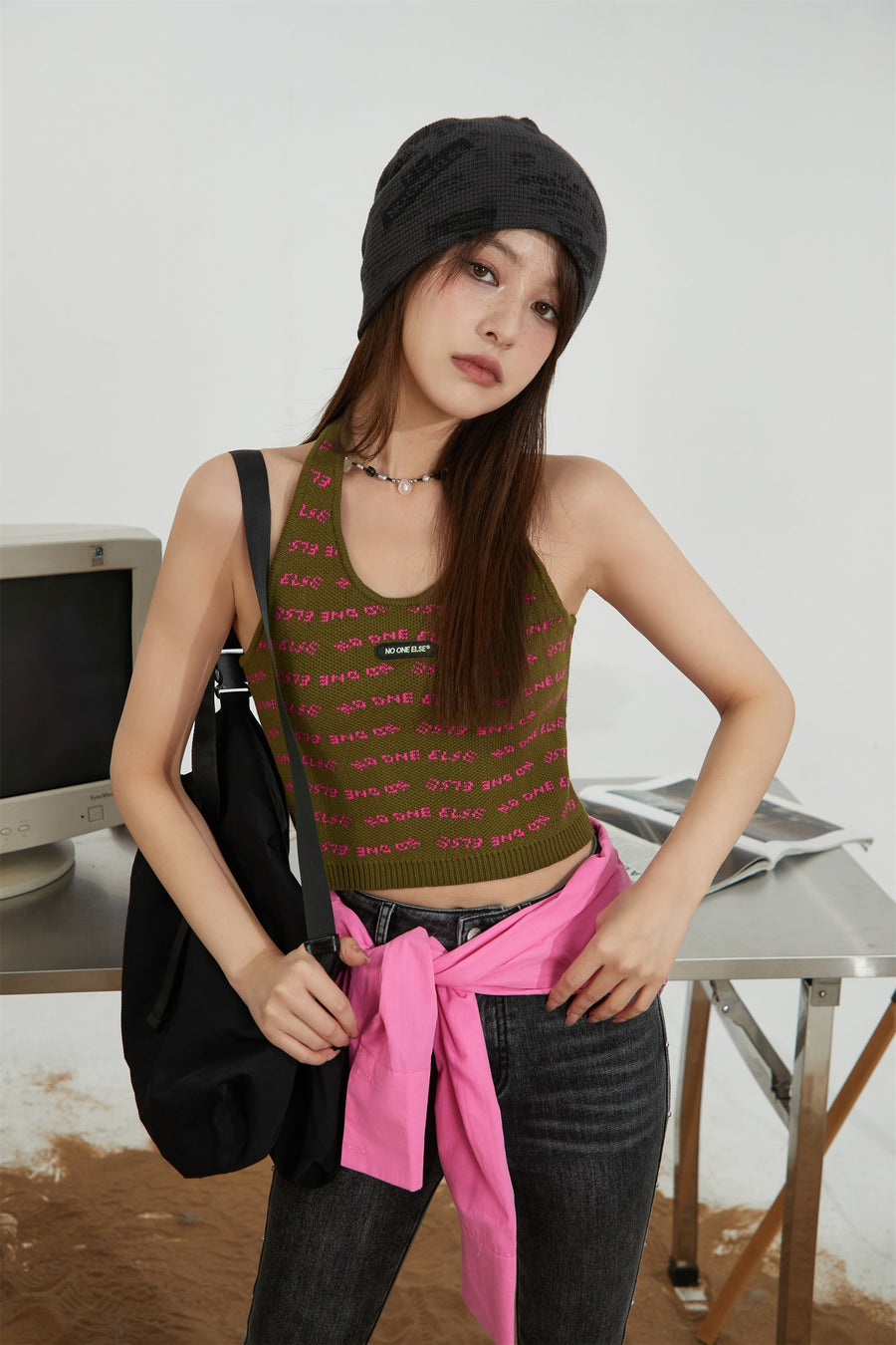 CHUU Noe Lettering Knit Halter Top