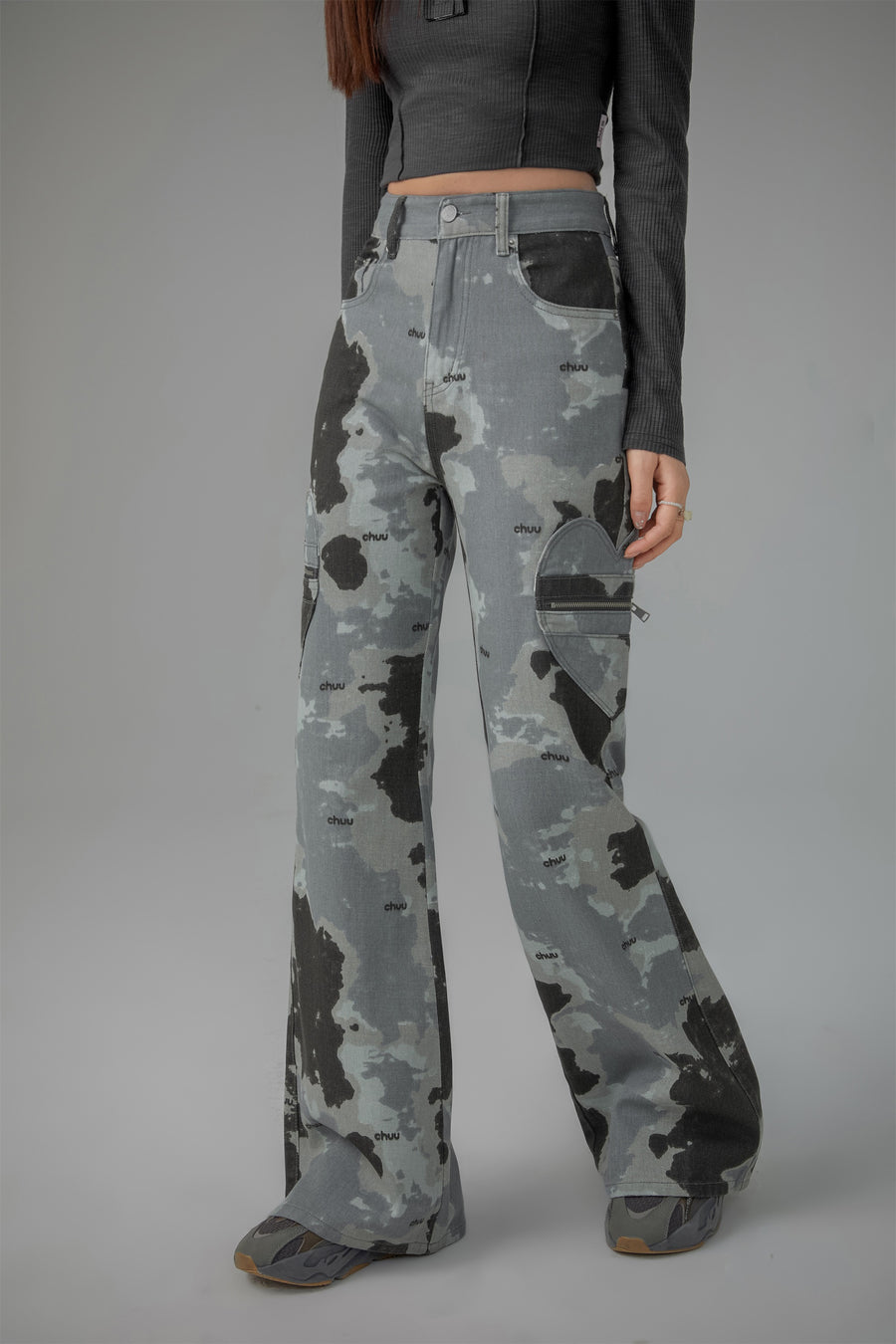 CHUU Heart Pocket Camouflage Denim Jeans