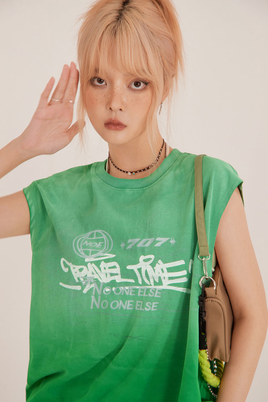 CHUU Graffiti Gradient Loosefit Sleeveless Top