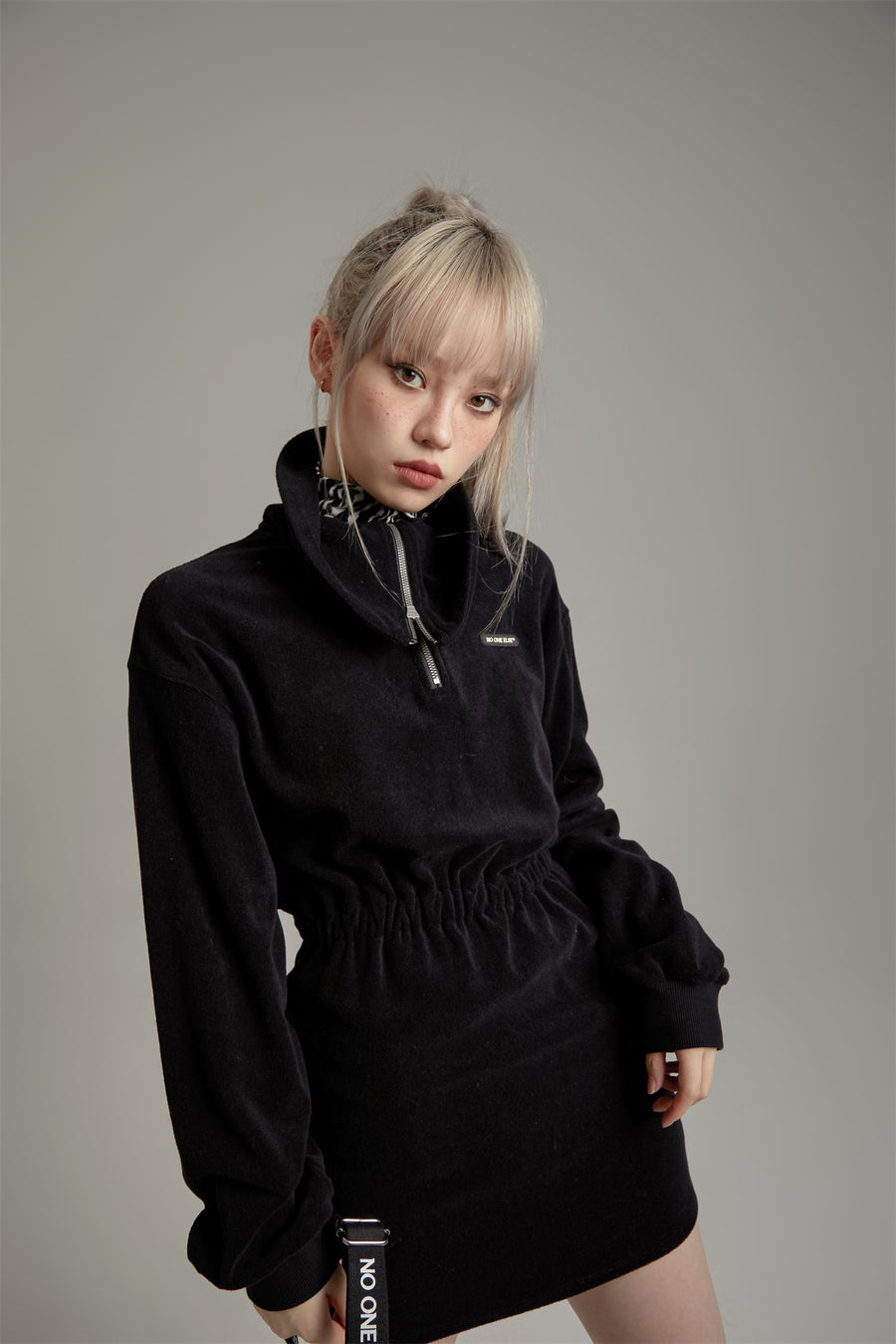 CHUU Big Collar Half Zip-Up Velvet Dress