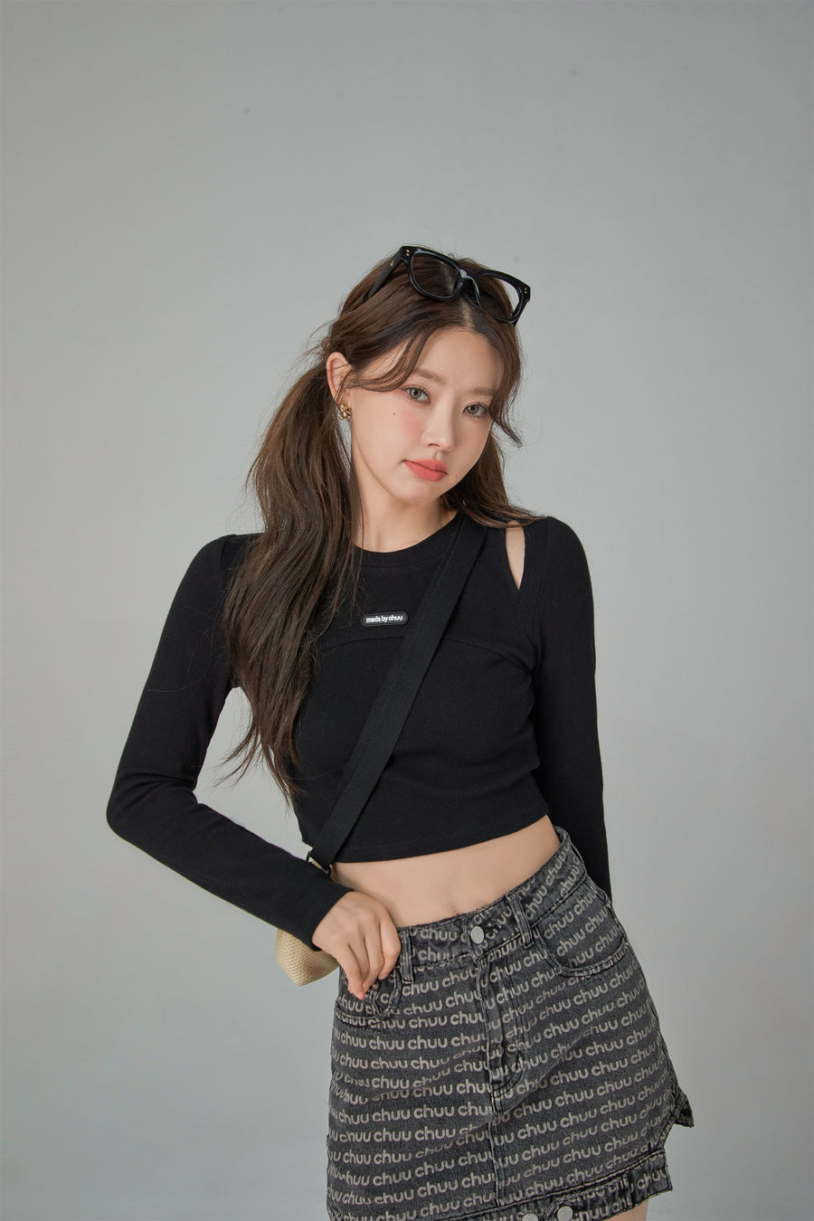 CHUU Slit Shoulder Long Sleeve Crop Top