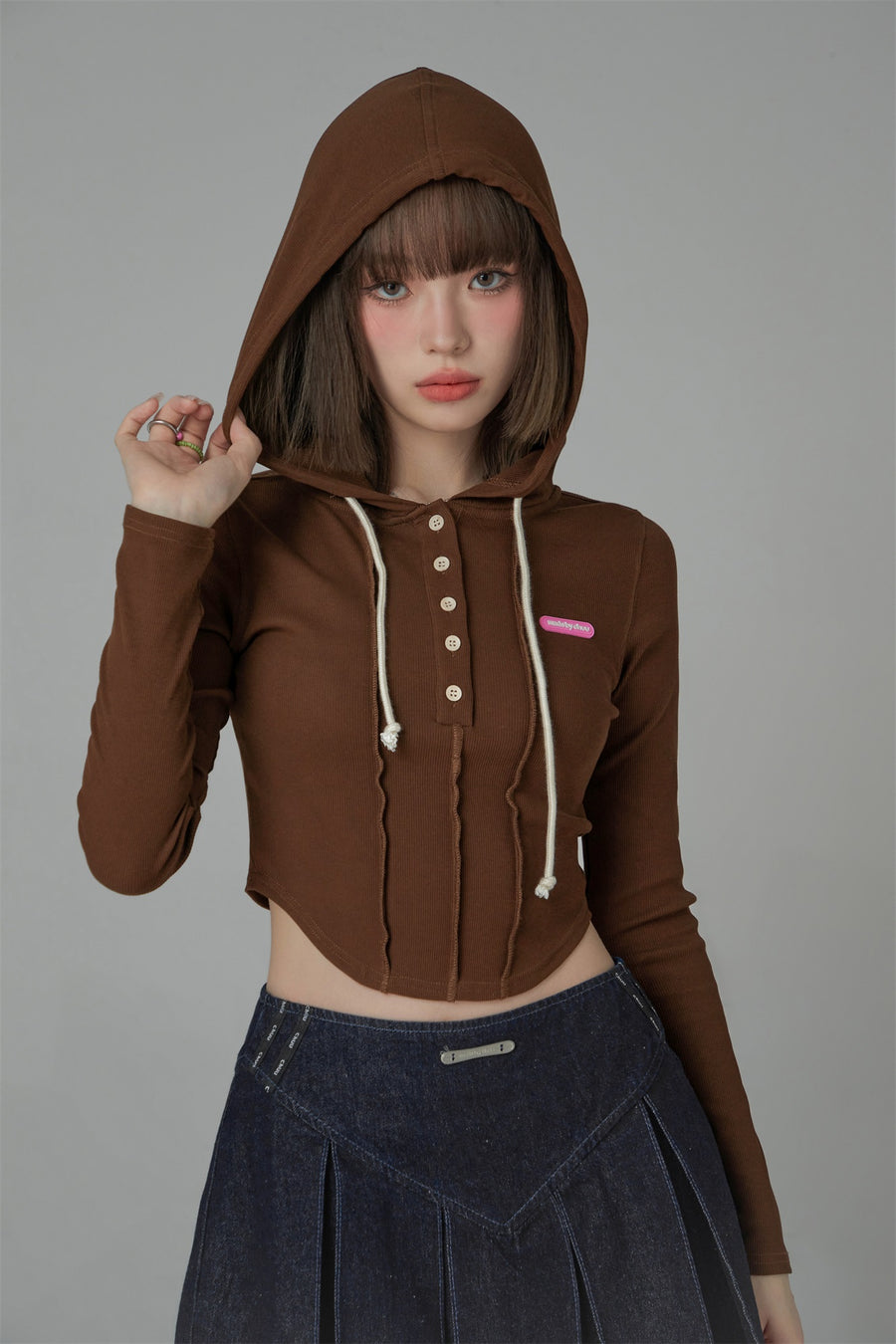 CHUU Kick It Colored Cropped Hooded Top