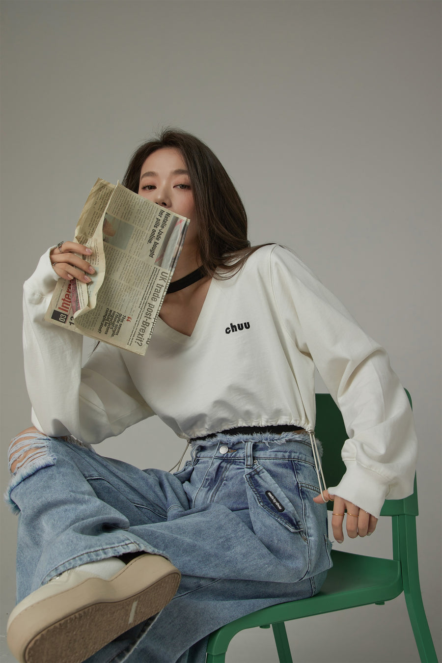 CHUU V-Neck Cropped Sweatshirt