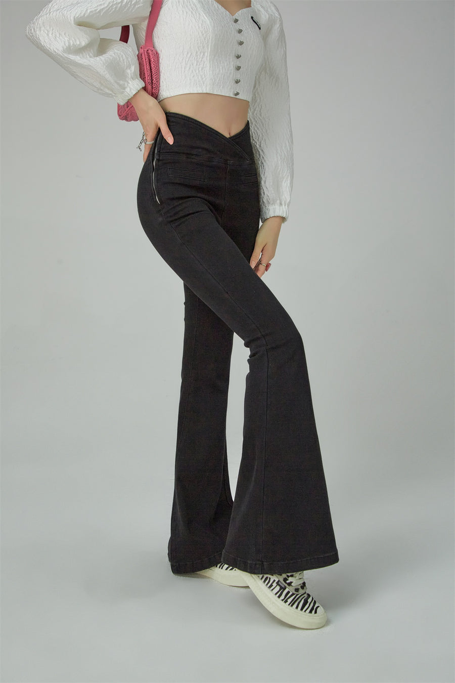 CHUU Cross Front High-Waist Flared Jeans