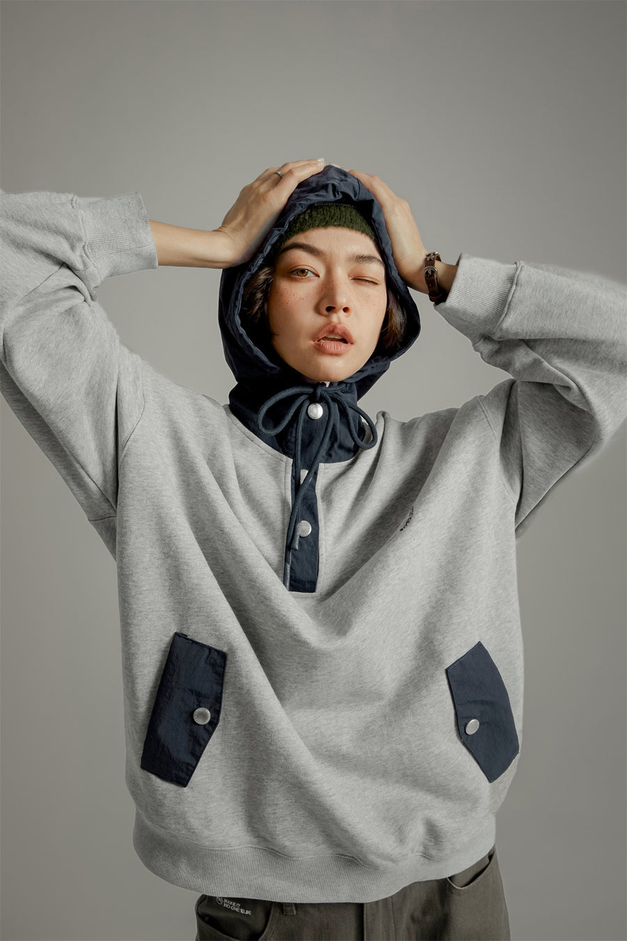 CHUU Noe Button Sweatshirt