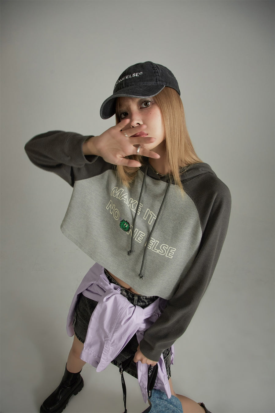 CHUU Two Toned Loose Fit Cropped Hoodie