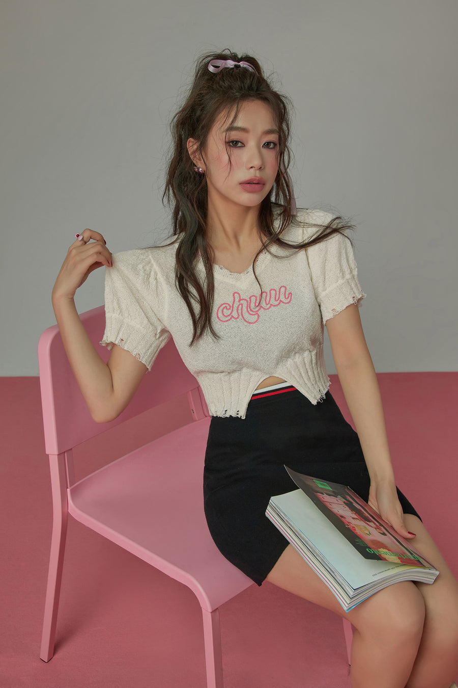 CHUU Embroidered Split Cropped Knit Top