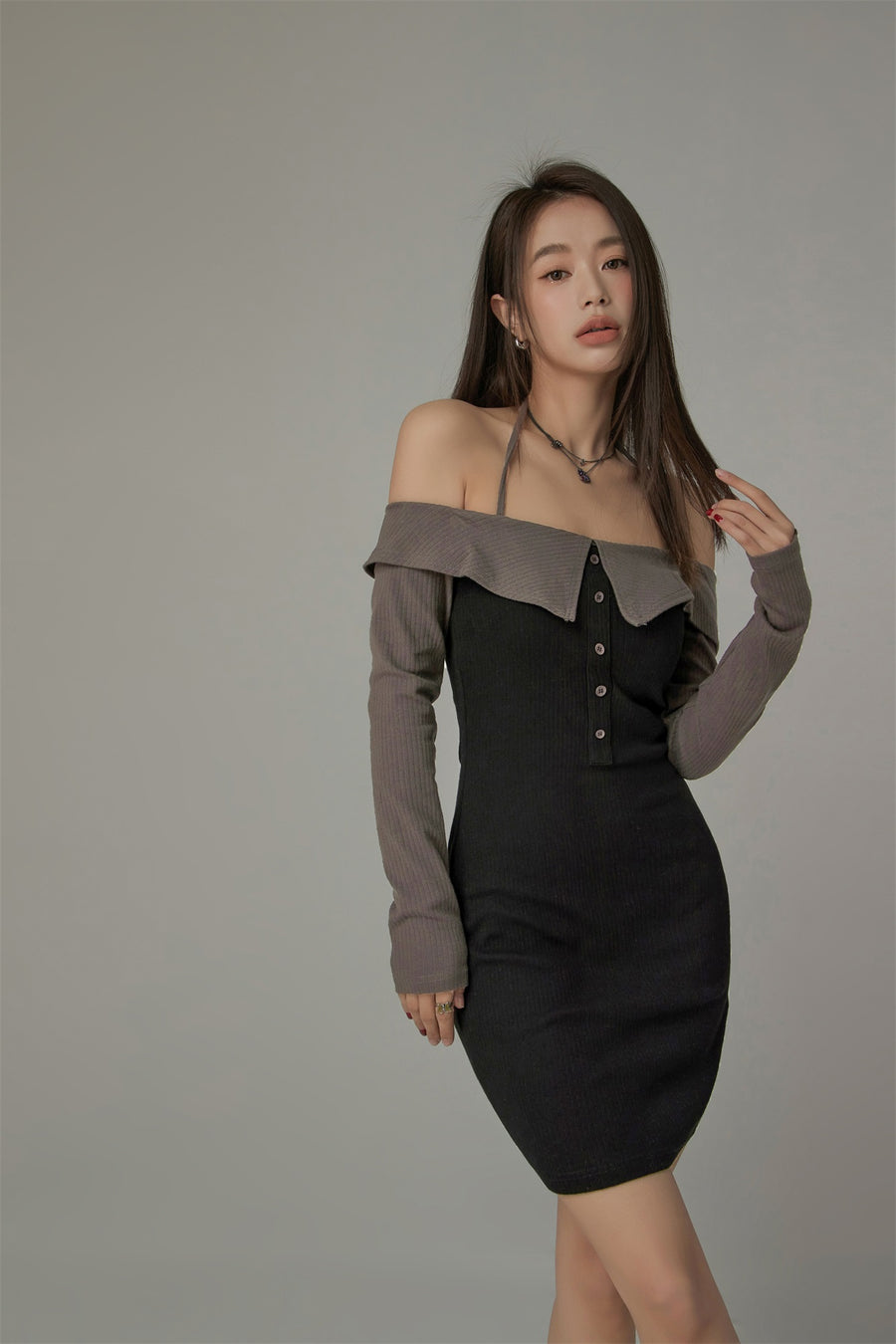 CHUU Off-Shoulder Color Matching Button Dress