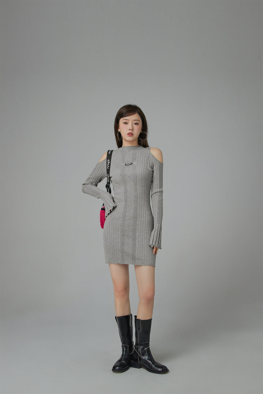 CHUU Living In My World Off Shoulder Slim Knit Dress