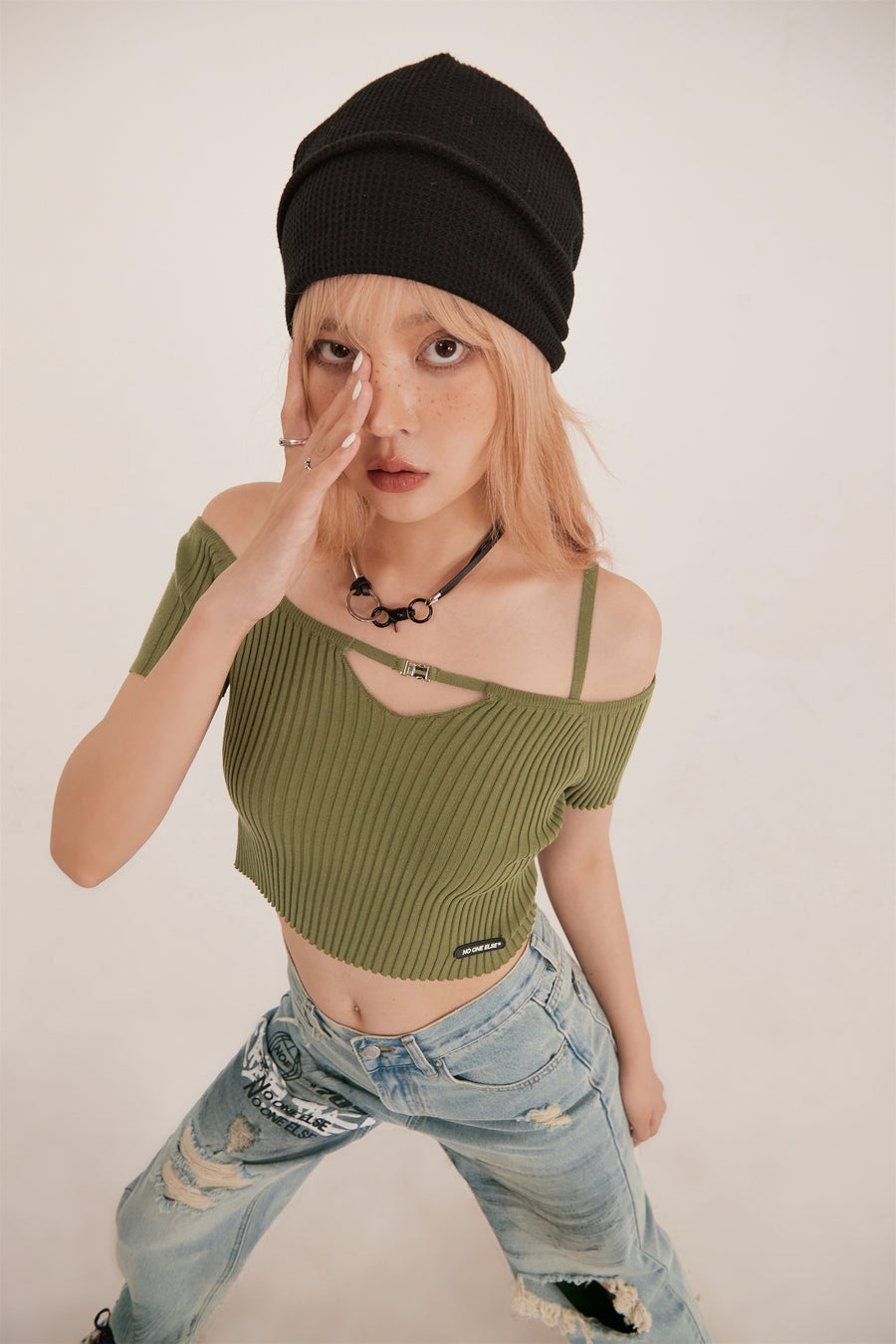 CHUU Off-Shoulder Ribbed Crop Top