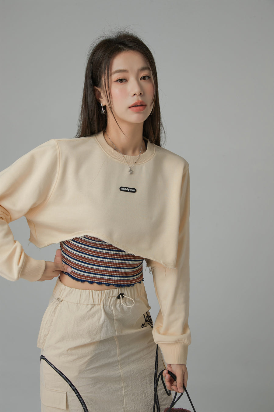 CHUU Unbalanced Loose Fit Crop Sweatshirt