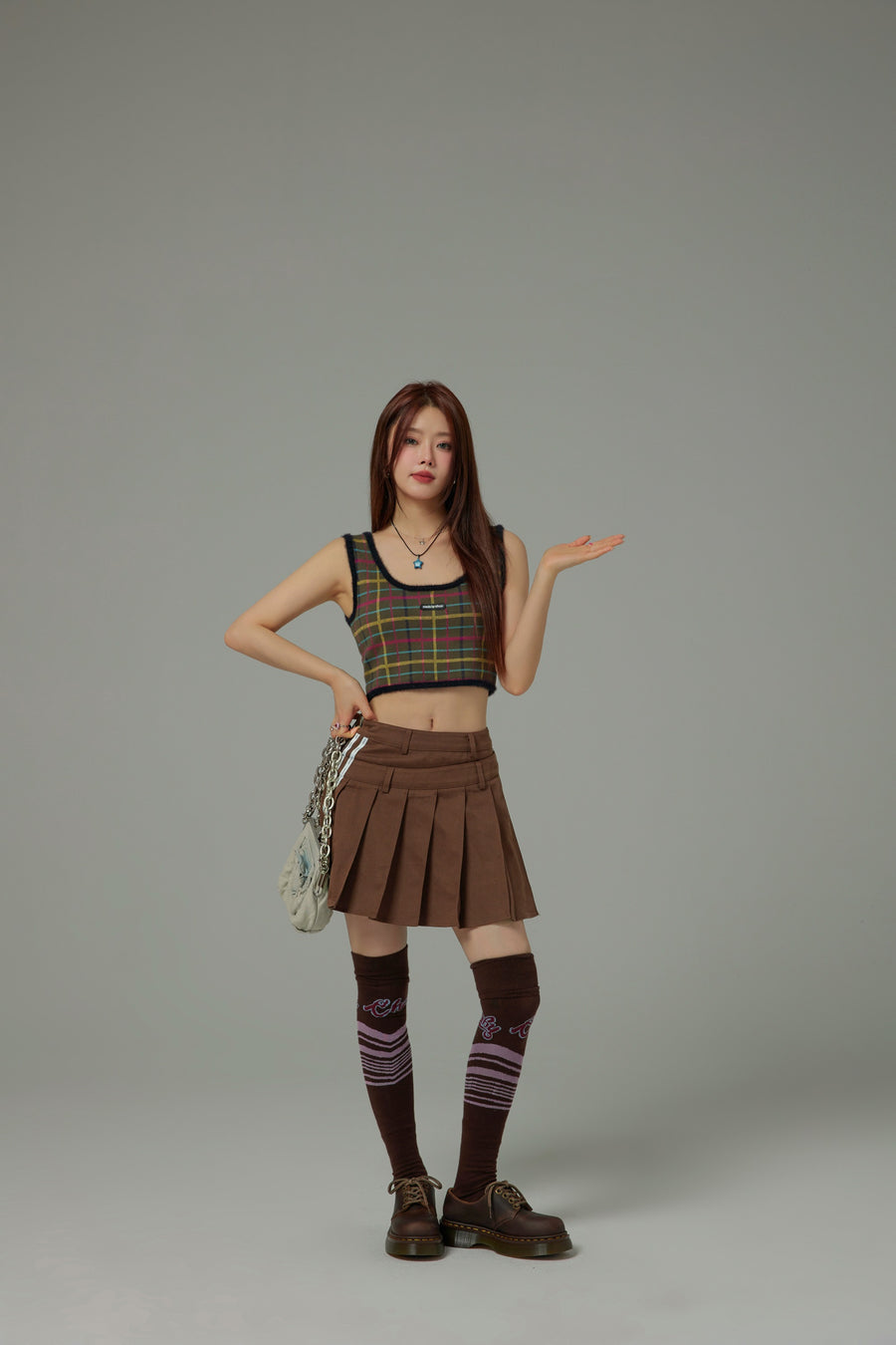 CHUU U-Neck Check Sleeveless Crop Top