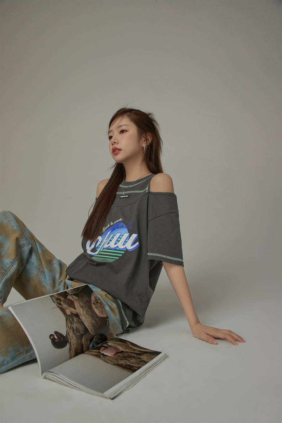 CHUU Hot And Chilli Off Shoulder Loose Fit T-Shirt