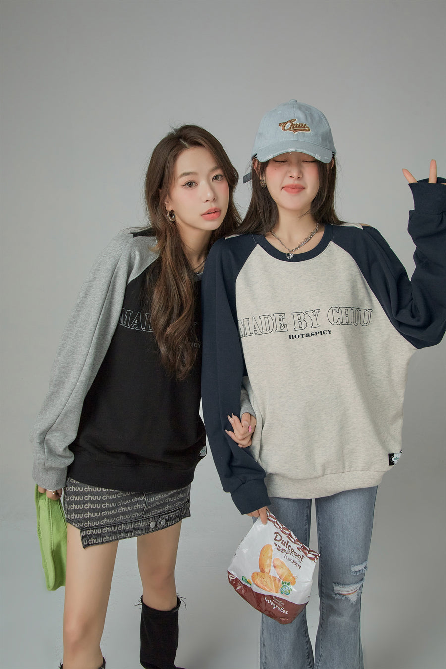 CHUU Off Shoulder Long Sleeve Sweatshirt