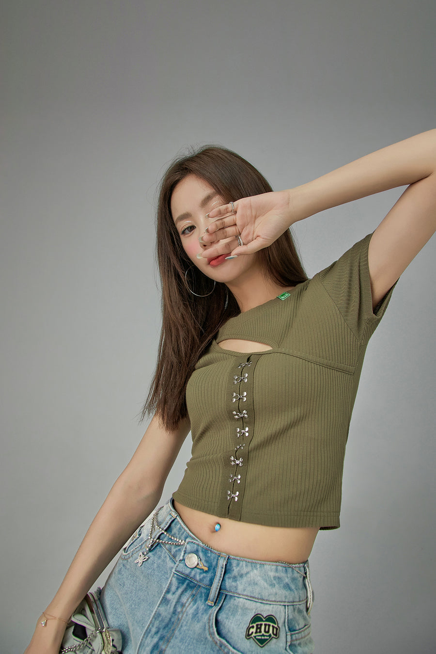 CHUU Cutout Front Hooks Short-Sleeved Top