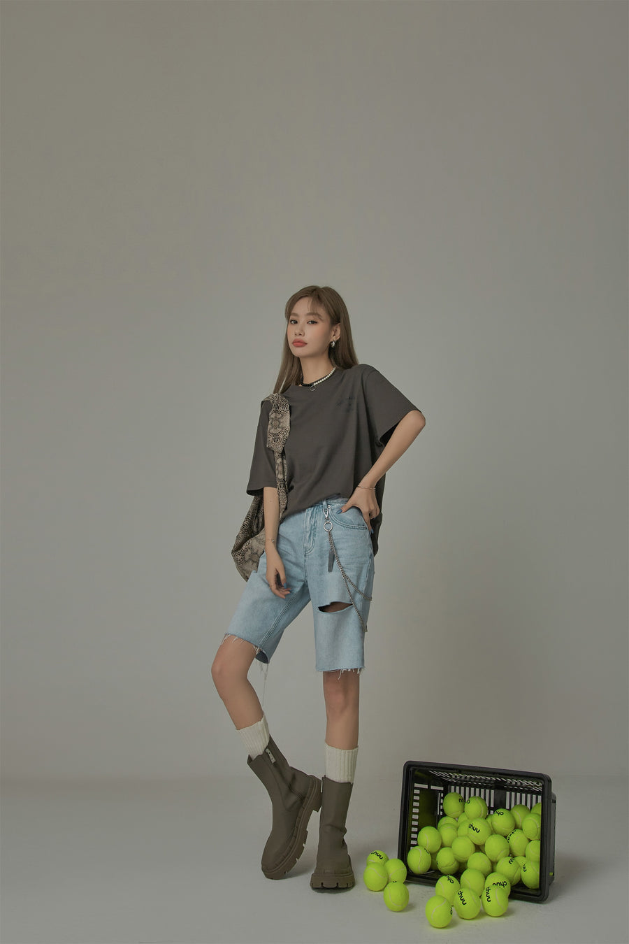CHUU Distressed Denim Shorts