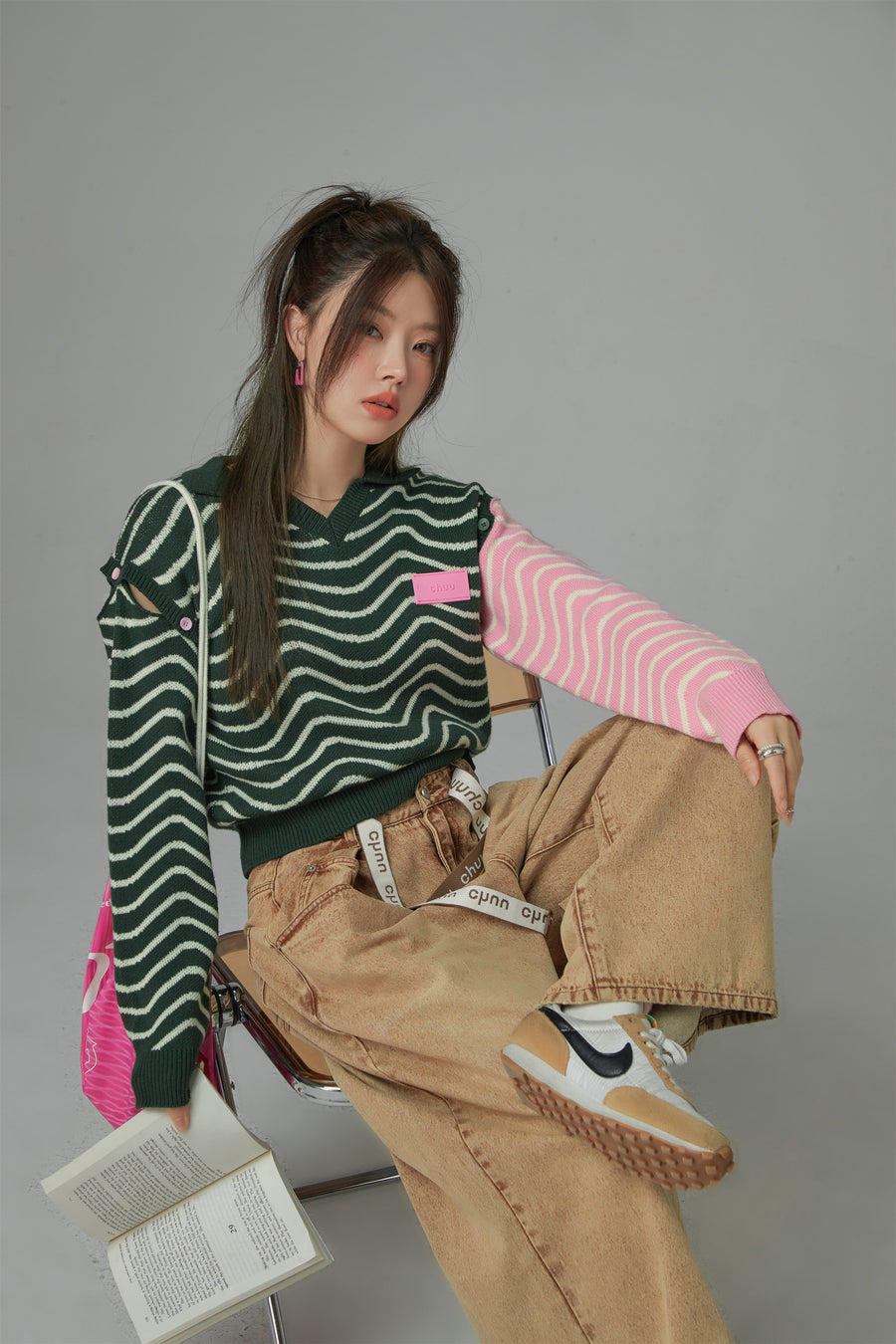 CHUU Zig-Zag Stripes Cutout Shoulders Knit Sweater