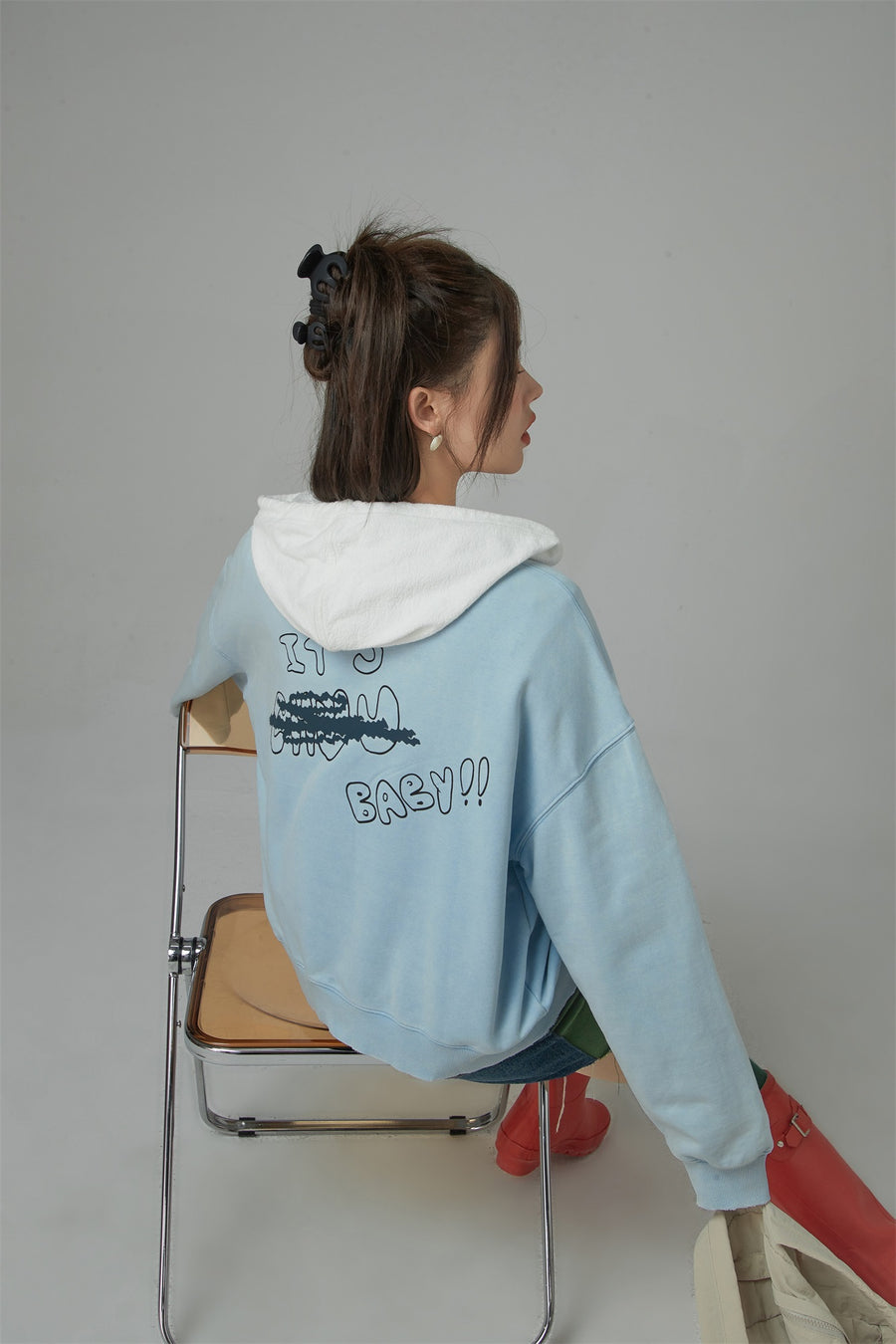 CHUU We Are In The Present Frog Logo Loose Fit Sweatshirt