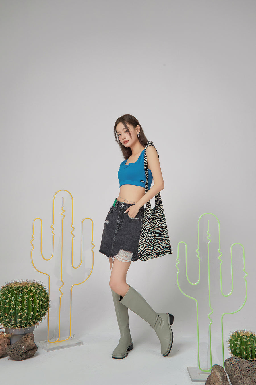 CHUU Cute Neckline Crop Sleeveless Top