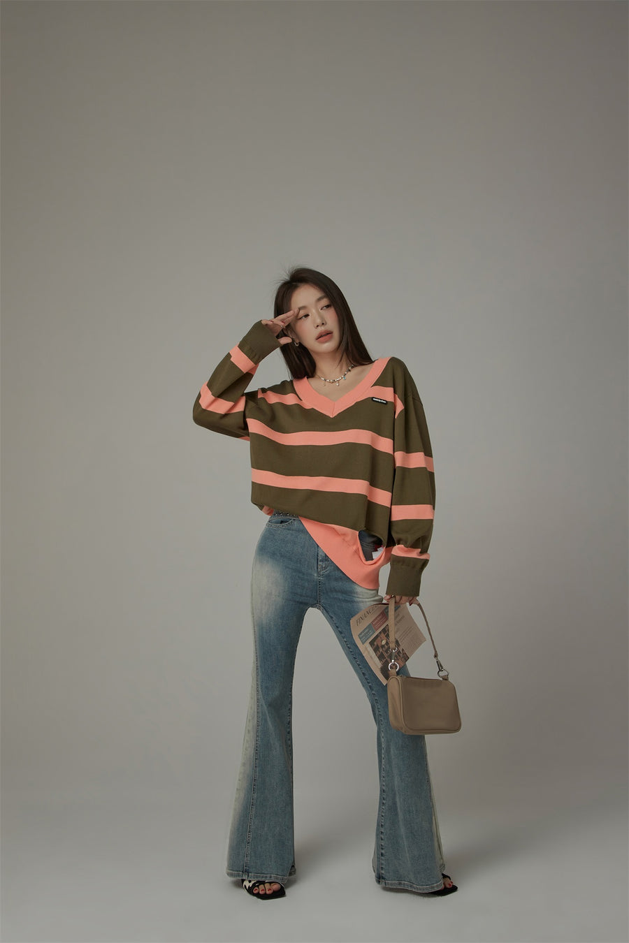 CHUU Color Matching V-Neck Striped Knit Sweater