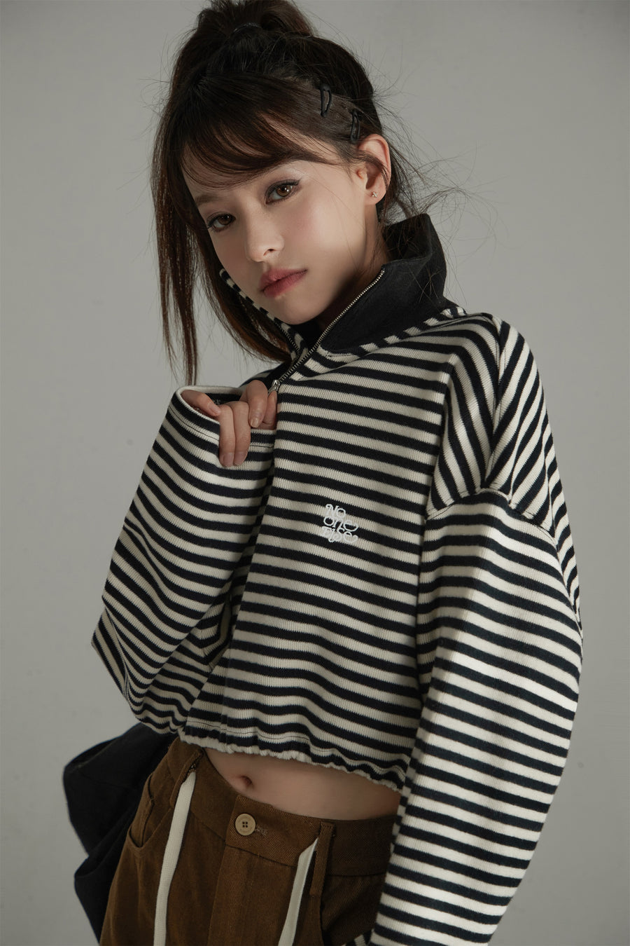 CHUU High Neck Stripe Zip-Up Crop Sweatshirt