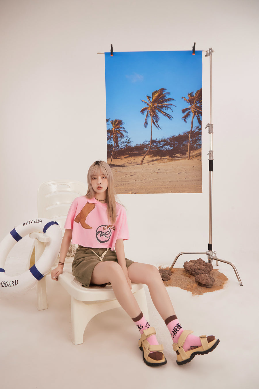 CHUU Boot Print Cut Crop T-Shirt