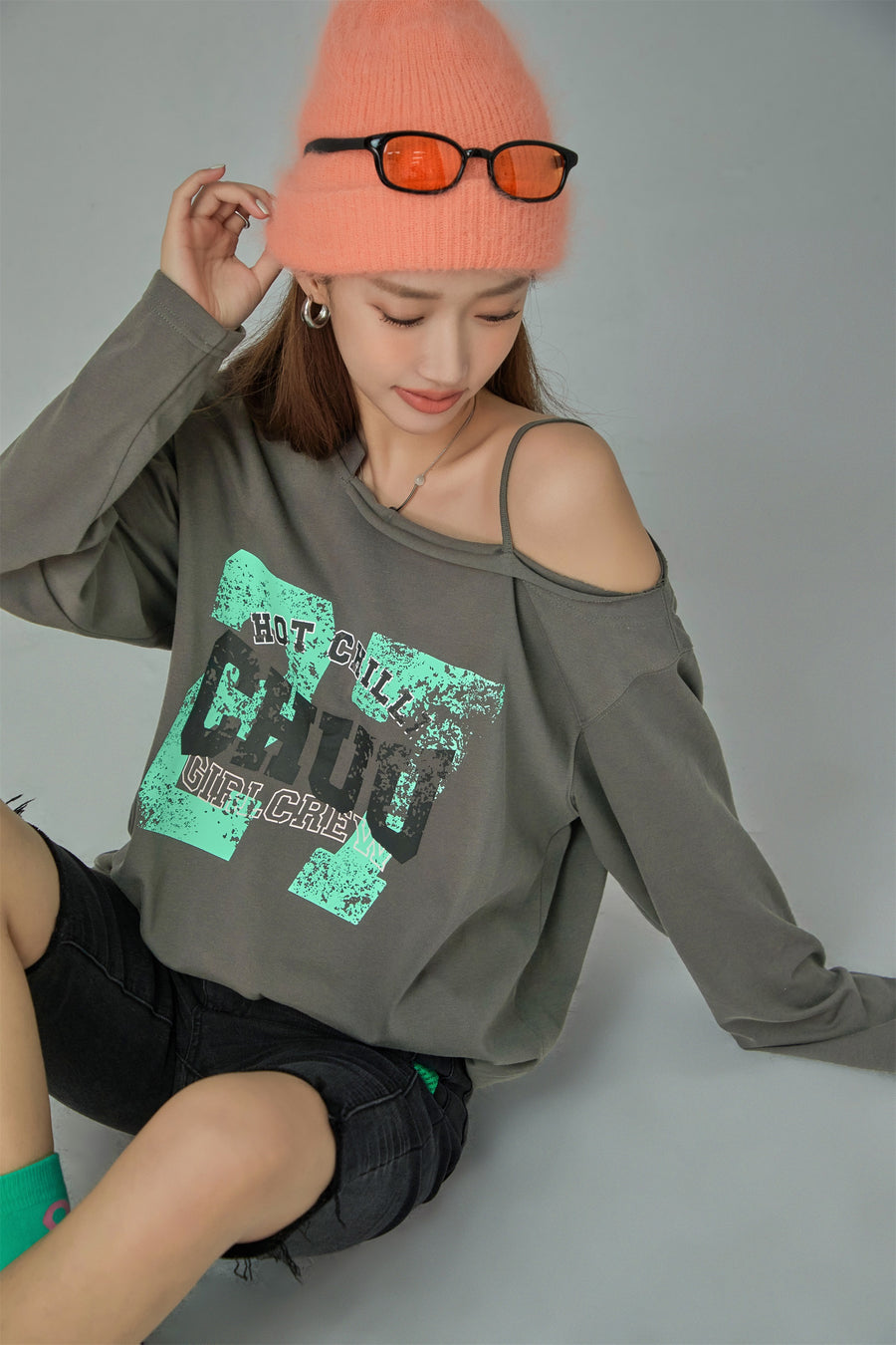 CHUU Hot Chilli Girl Crew Top