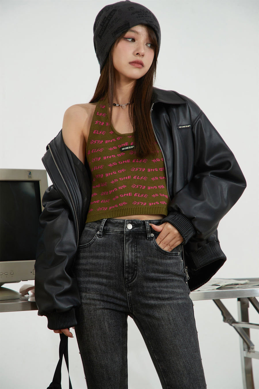 CHUU Noe Lettering Knit Halter Top