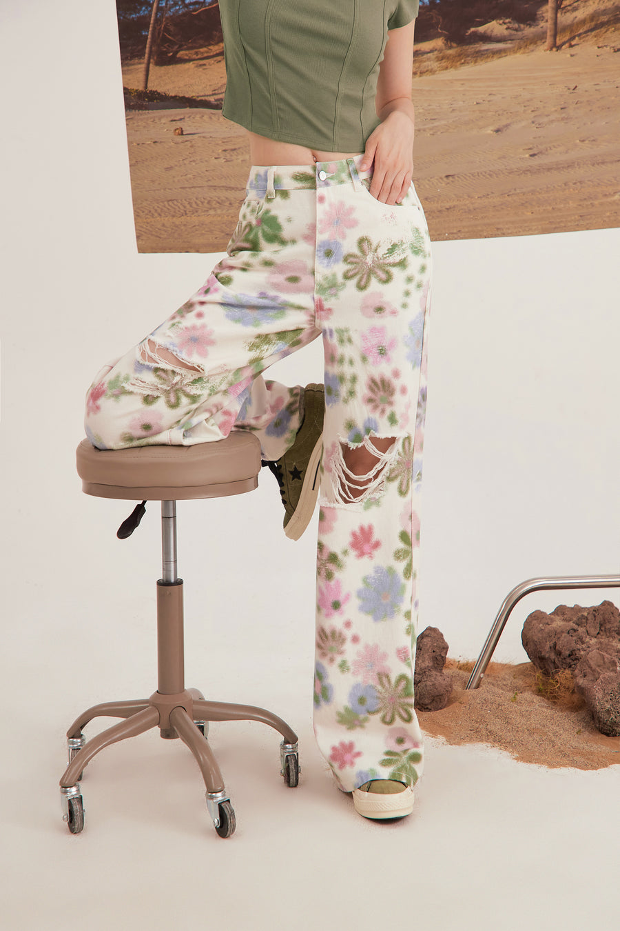 CHUU Split Flower Bootcut Denim Pants