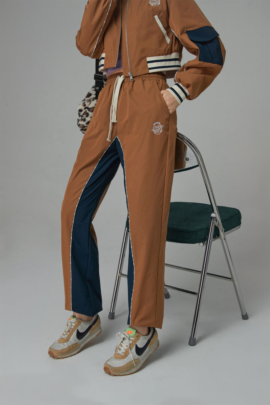 CHUU Chuu World Logo Jogger Pants