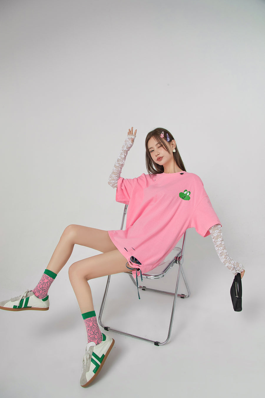 CHUU Frog With Moods Damage T-Shirt