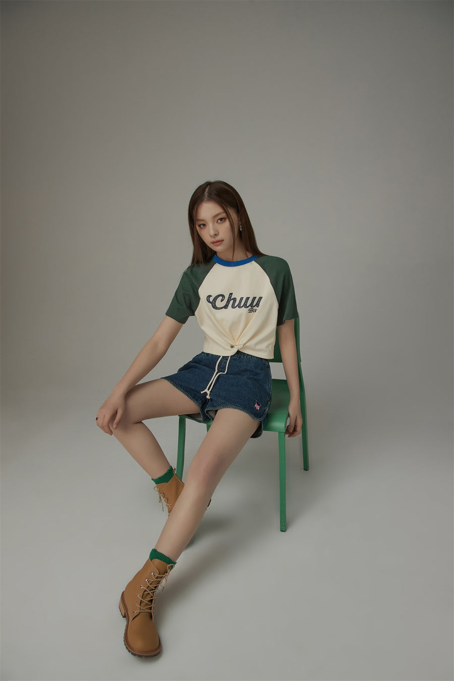 CHUU Contrast Raglan Cropped T-Shirt