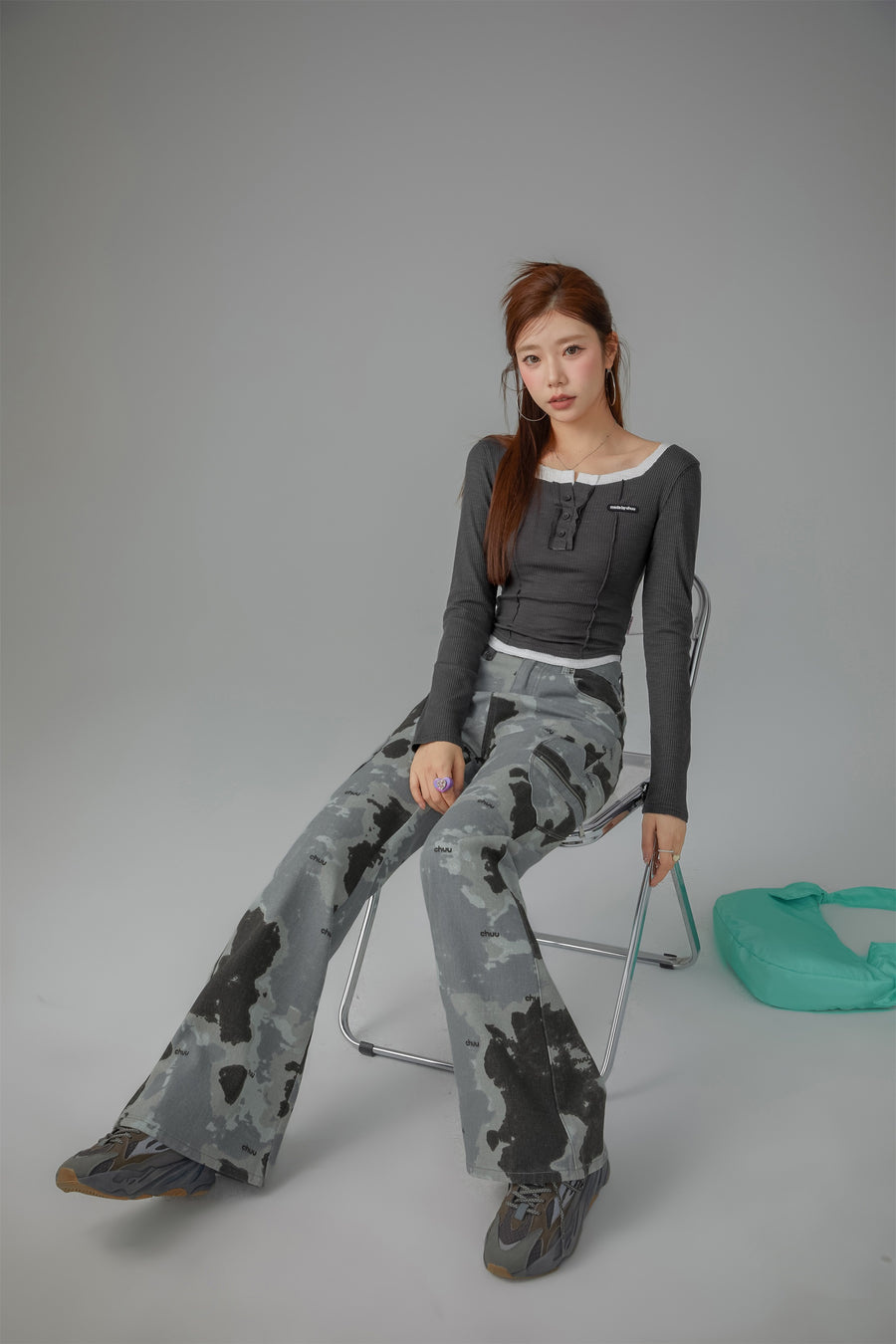 CHUU Heart Pocket Camouflage Denim Jeans