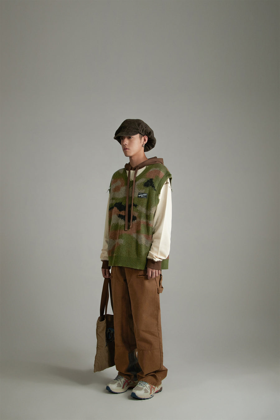 CHUU Noe Distressed Camouflage Print Sweater Vest